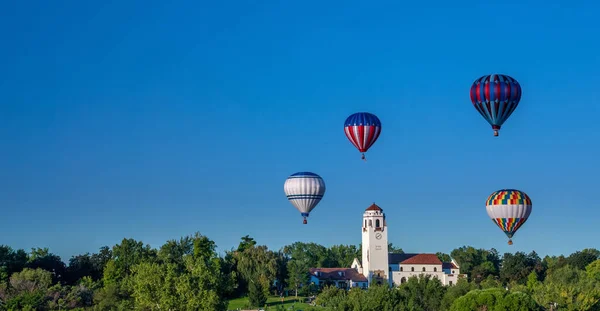 De nombreuses montgolfières survolent le dépôt ferroviaire de Boise Idaho — Photo