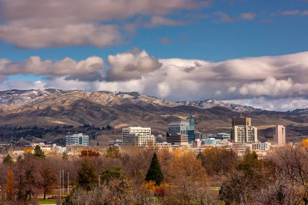 Ciudad de Boise skyline finales de otoño con nubes hinchadas en el cielo —  Fotos de Stock