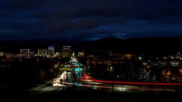 Night streaks of headlights from cars lead to the Idaho state ca — Stock Photo, Image