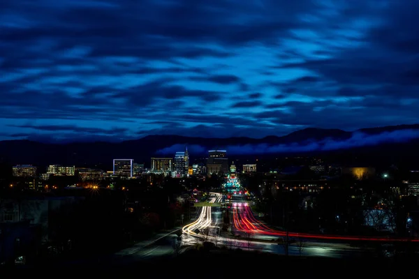 Ciudad de Boise Idaho skyline noche con luces de coche rayas —  Fotos de Stock