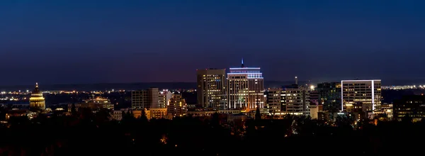 Panoramablick auf Boise City bei Nacht mit Hauptstadt — Stockfoto