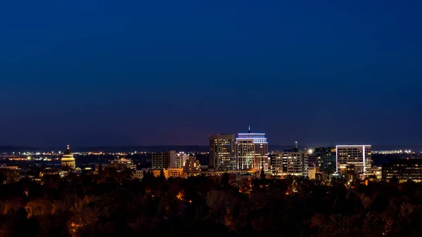 Night view of Boise Idaho with blue sky — Stock Photo, Image