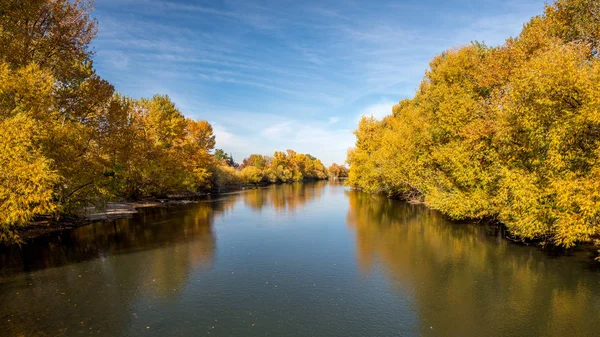 Herfst bomen lijn een rivier in Boise Idaho met Blue Sky — Stockfoto