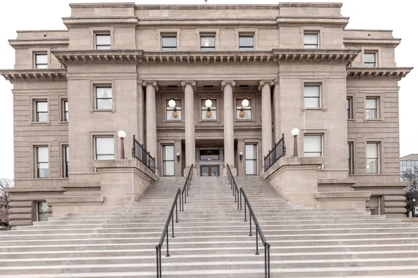 Regeringsbyggnad trappor och exteriör av byggnad — Stockfoto