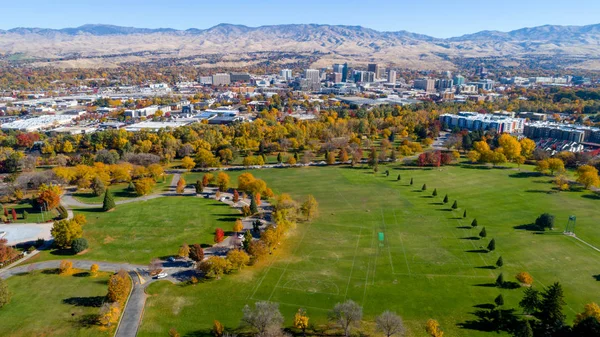 Boise Idaho sity Park met herfst kleuren en skyline in de herfst — Stockfoto