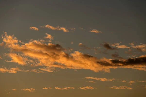 Nubes naranjas y amarillas de la mañana flotan sobre el planeta tierra — Foto de Stock