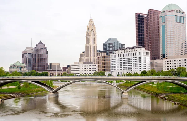 Primo piano di alcuni dei Columbus Ohio skyline con fiume e Bri — Foto Stock