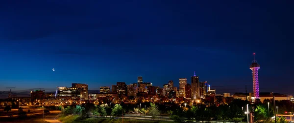 Volledige skyline van Denver Colorado 's nachts met een maan — Stockfoto