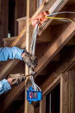 İnşaat çalıştı elektrik kabloları brads ekler