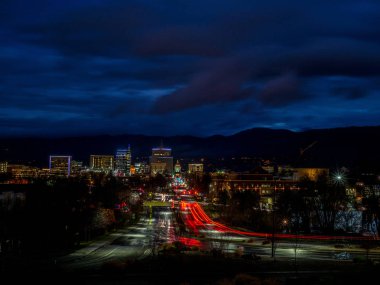 Araba ışıkları çizgili gece Boise Idaho Popüler sokak