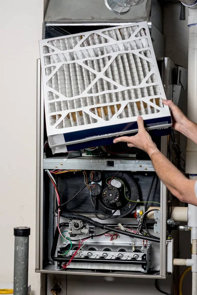 Sustitución de un filtro por un horno con la tapa apagada — Foto de Stock