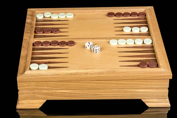 Tablero de juego de backgammon con piezas y un par de dados — Foto de Stock