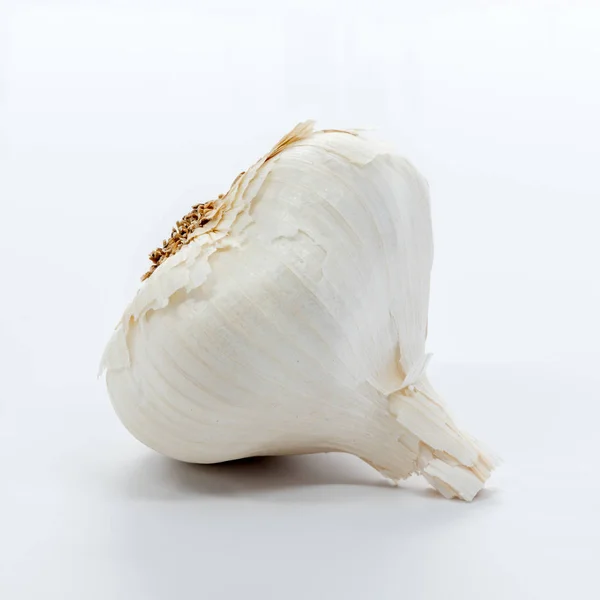 Vista laterale ravvicinata di un singolo spicchio d'aglio — Foto Stock