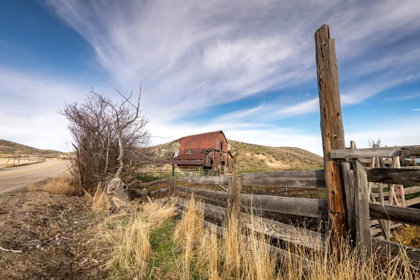 Rusztikus régi rozsdás pajta egy Idaho Ranch — Stock Fotó