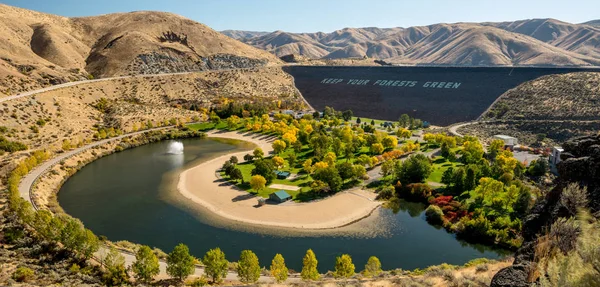 Earth Dam στον ποταμό Μπόιζι στο Αϊντάχο με πάρκο το φθινόπωρο — Φωτογραφία Αρχείου