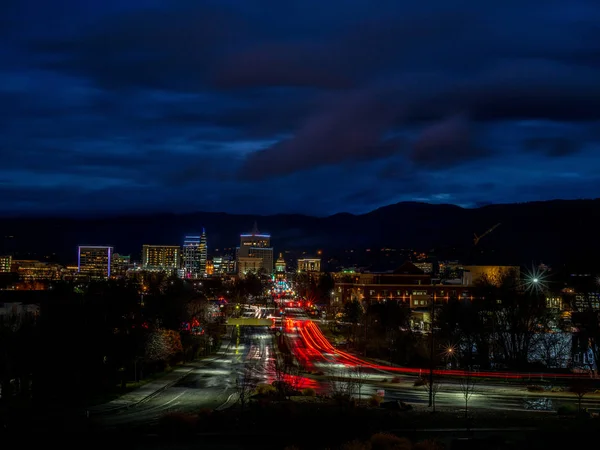 Rua popular em Boise Idaho à noite com luzes de carro estrias — Fotografia de Stock