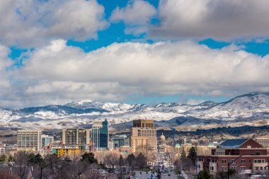 Sıcak güneş ışığı Boise Idaho şehrini boyar