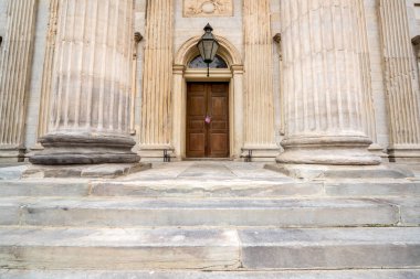 Büyük sütunlu ahşap bir kapının eşsiz perspektifi