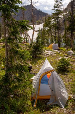 Çadır ve kar ile yüksek dağ kampı 