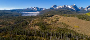 Sis havadan görünümü ile Idaho Redfish Gölü