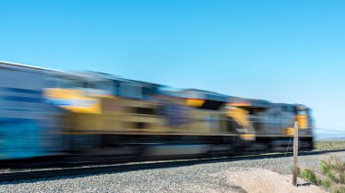 Hız tren motoru deser bir demiryolu geçişinde geçer