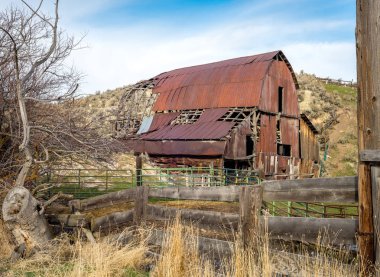 Kırsal Idaho paslı eski ahır ve ahşap çit