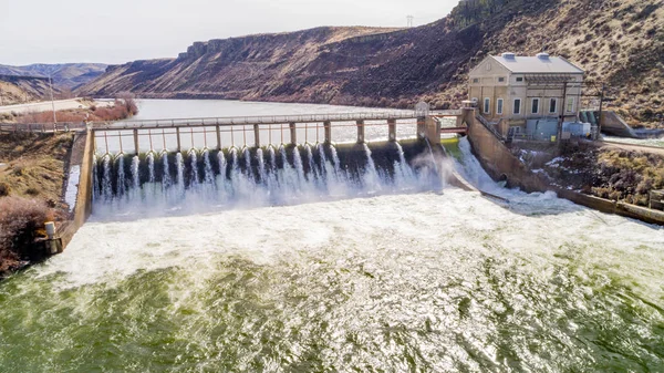 春のボイシ川は、転換ダで高い水を流れ落とす — ストック写真