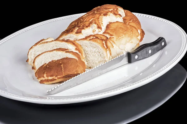 Roti segar dengan pisau potong. — Stok Foto