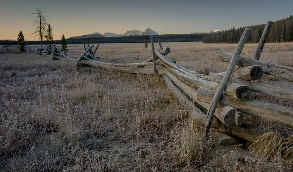 Fapózna kerítés és fűrészfog hegyek egy fagyos reggelen — Stock Fotó
