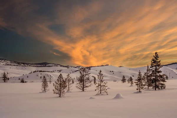 Las nubes dramáticas con los colores cálidos del invierno surise — Foto de Stock