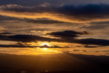 Birçok sarı tonları ile bulutlar bir banka ile dramatik gündoğumu