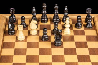 Kontrol arkadaşı kral gösterir Satranç oyunu