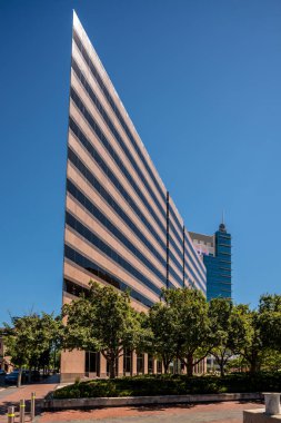 Yaz aylarında Boise Idaho şehir merkezinde benzersiz şekilli bina