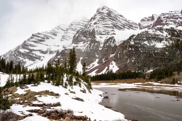 Clearing winter storm in the Colorado Rockies with snow and froz — Stock Photo, Image