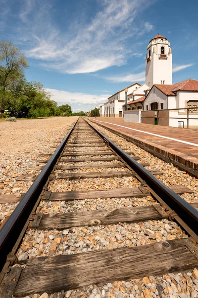 曇り空の列車の線路とローカル列車のデポ — ストック写真
