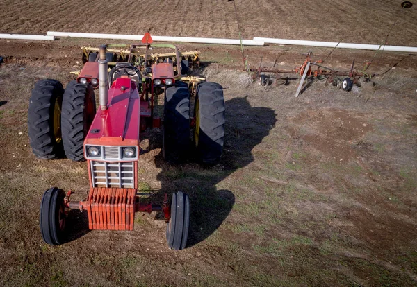 Фермеры трактора в поле в состоянии покоя — стоковое фото
