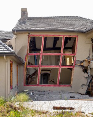 Ev yavaş hareket eden bir heyelan tarafından tahrip edilir