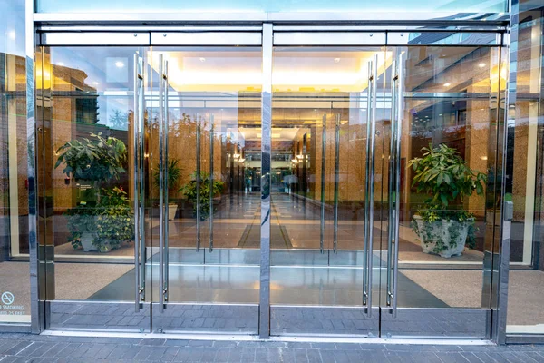 Entrada de edifício moderno com classe ver através de portas — Fotografia de Stock