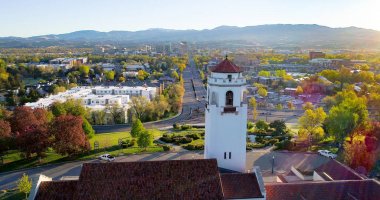 Tren deposu ve Boise Skyline saat kulesi