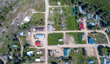 Idaho küçük bir dağ kasabasının havadan görünümü