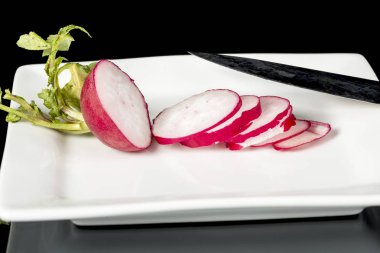 Dilimlenmiş küçük kırmızı turp