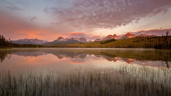 アイダホ州のののこぎり山の小さなレッドフィッシュ湖の日の出 — ストック写真