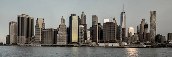 Нью-йоркский горизонт с цветной стиркой
