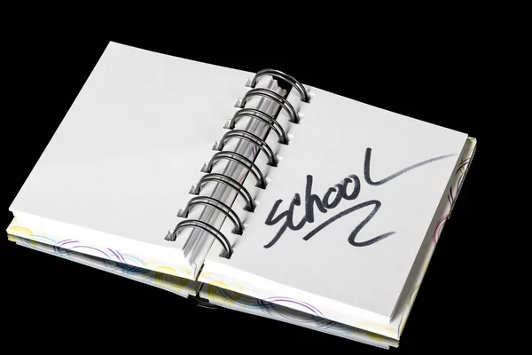 Almofada de papel em espiral com a palavra escola — Fotografia de Stock