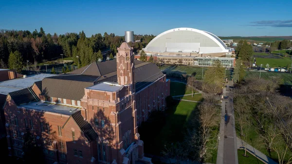 Universitaire sportfaciliteiten, waaronder een voetbal koepel — Stockfoto