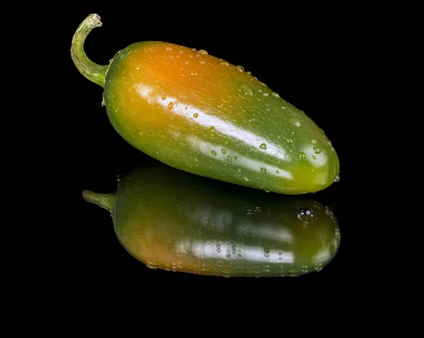 Уникальный желтый и зеленый перец халапеньо — стоковое фото