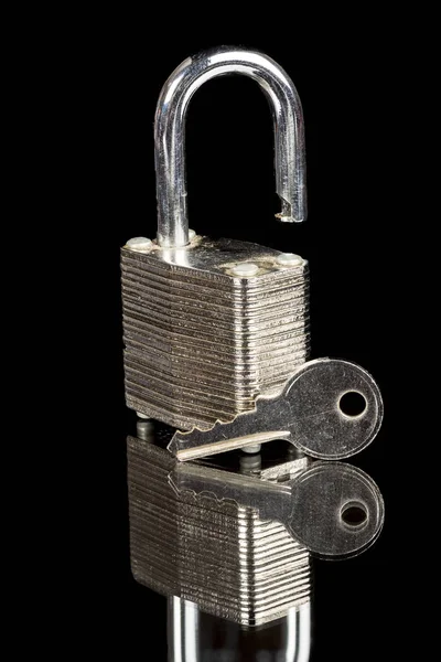 Ασφάλεια ενός χαλύβδινο λουκέτο με κλειδί — Φωτογραφία Αρχείου