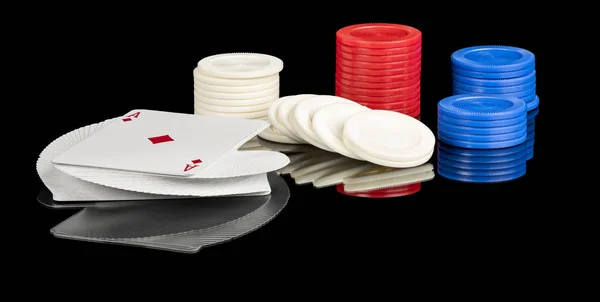 Baraja de cartas y fichas para jugar al poker con — Foto de Stock