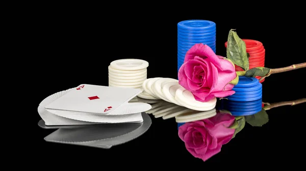 Juegos de póquer con una rosa rosa y fichas — Foto de Stock