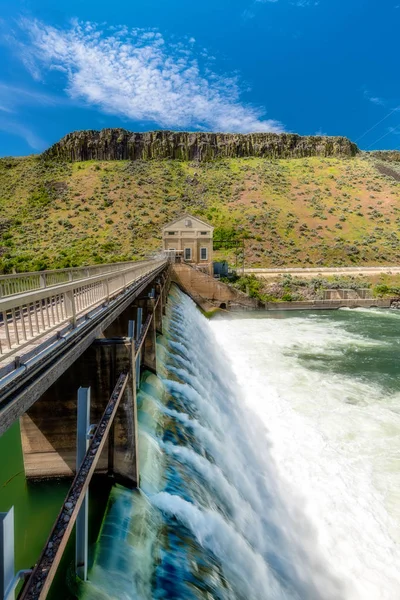 물 흐름과 보이시 강에 전환 댐의 닫기 — 스톡 사진